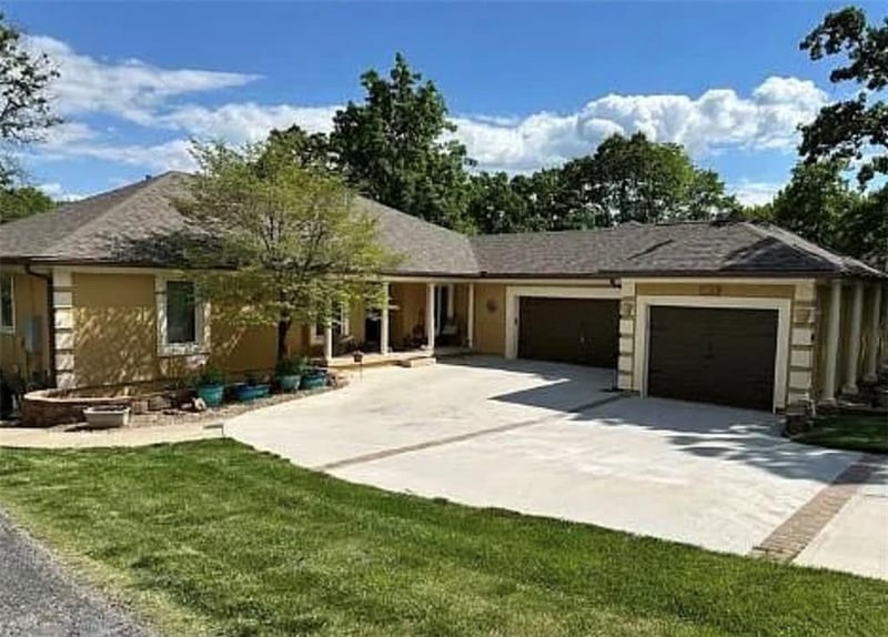 328 N Winnebago Dr, Lake Winnebago, MO 64034