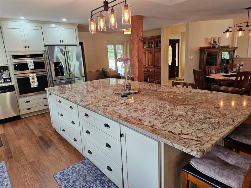 328 N Winnebago Dr, Lake Winnebago, MO 64034