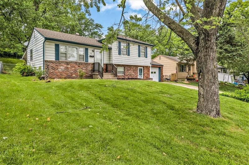 7920 San Rafael Dr, Kansas City, MO 64119