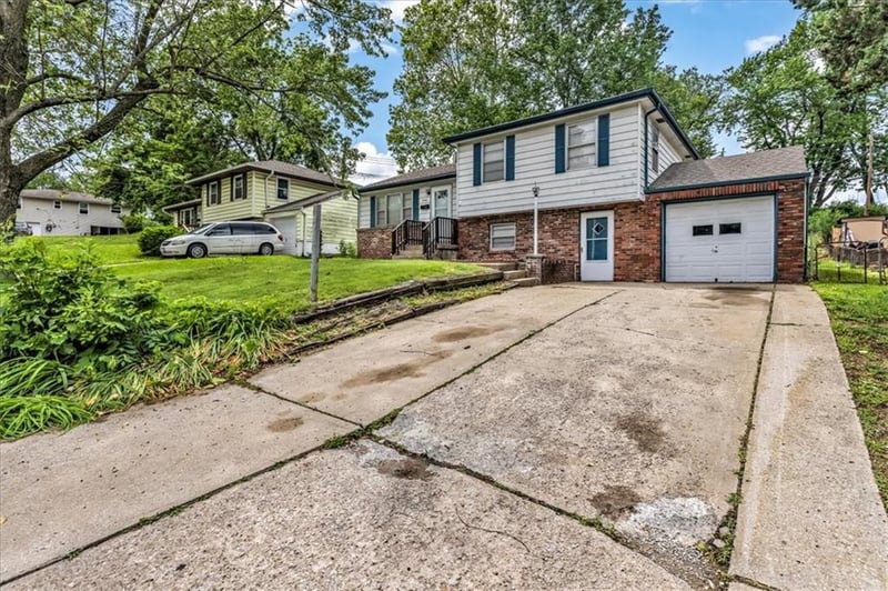 7920 San Rafael Dr, Kansas City, MO 64119