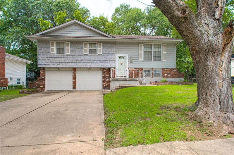 7632 Milrey Dr, Kansas City, MO 64152