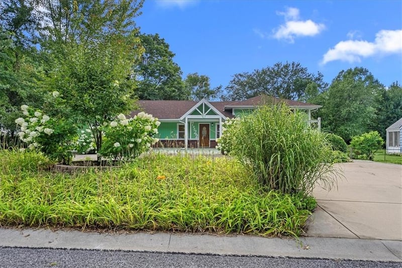 7522 Mackey St, Overland Park, KS 66204