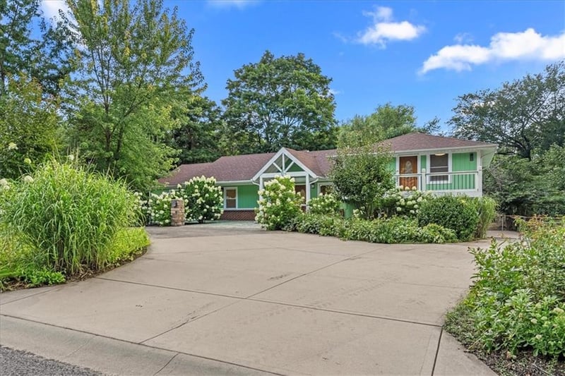 7522 Mackey St, Overland Park, KS 66204