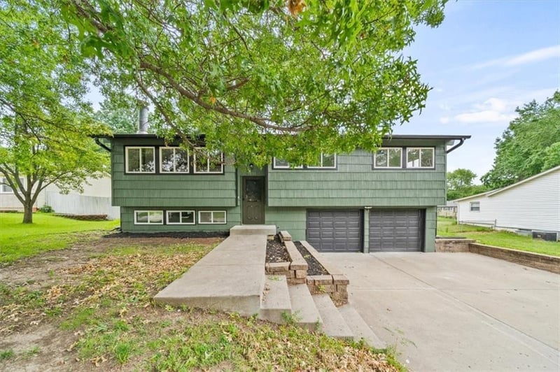 6707 Flora Ave, Gladstone, MO 64118