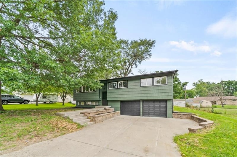 6707 Flora Ave, Gladstone, MO 64118