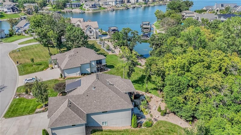 10 Black Hawk Dr, Lake Winnebago, MO 64034