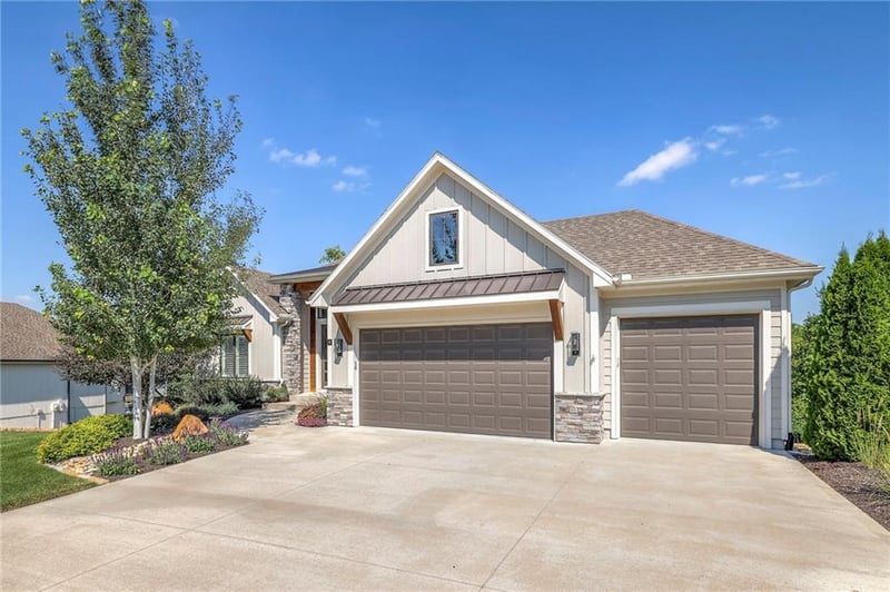 10 Black Hawk Dr, Lake Winnebago, MO 64034