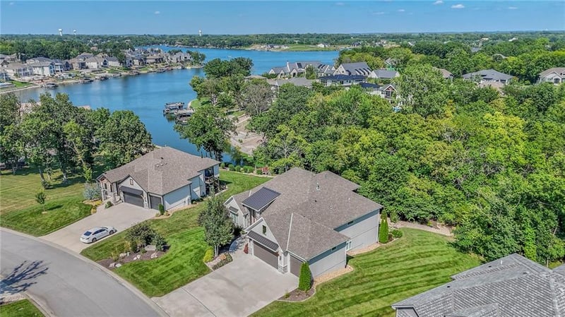 10 Black Hawk Dr, Lake Winnebago, MO 64034