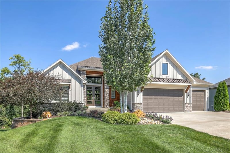 10 Black Hawk Dr, Lake Winnebago, MO 64034