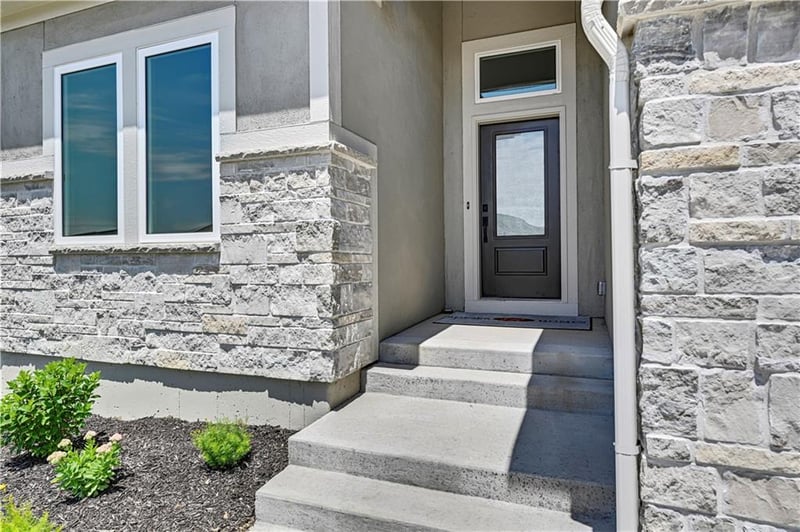 22092 94th Ter, Lenexa, KS 66220