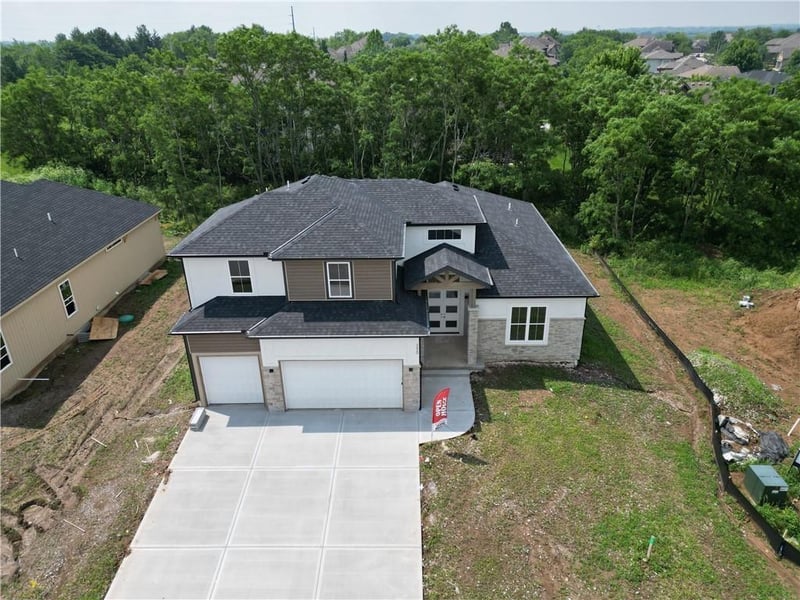 2612 Woodland Oak Dr, Lee's Summit, MO 64086