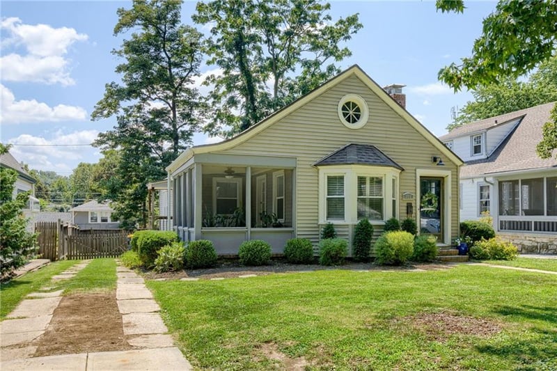 221 E Winthrope Rd, Kansas City, MO 64113