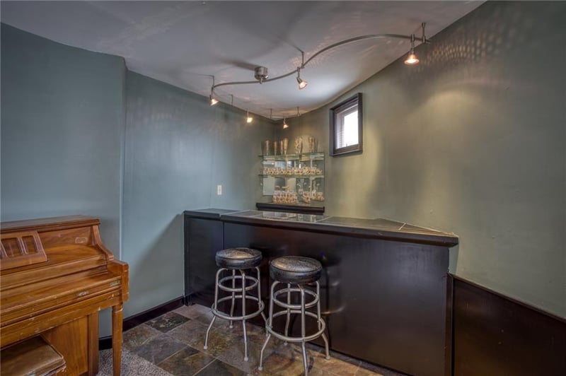 7105 Summit St, Kansas City, MO 64114