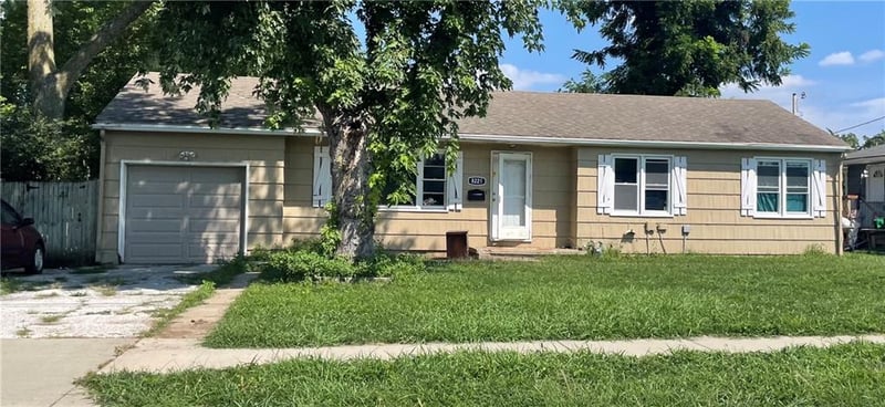 8221 Travis St, Overland Park, KS 66204