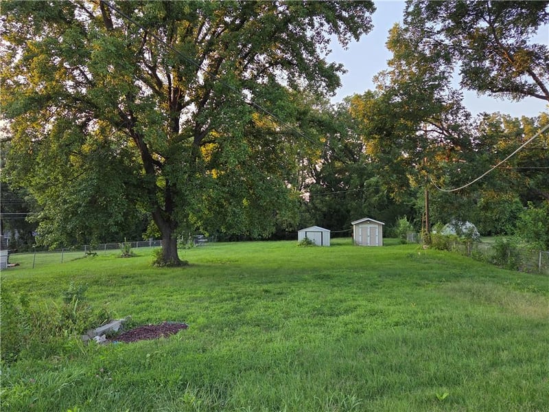 11012 34th St, Independence, MO 64052