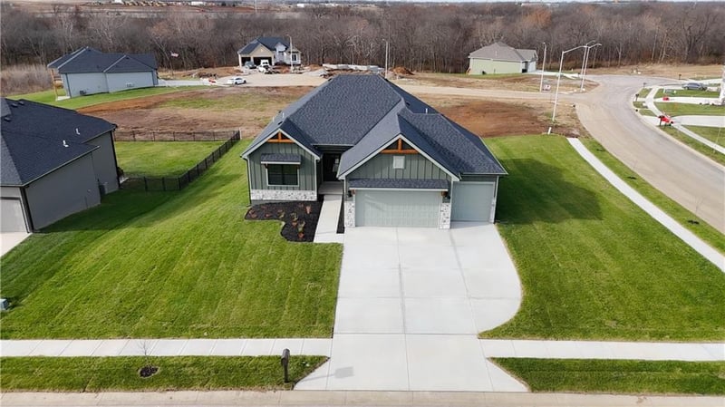 12160 Tracy Ave, Kansas City, MO 64165