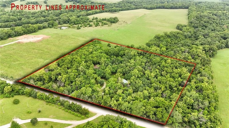 26044 Evans Rd, Tonganoxie, KS 66086