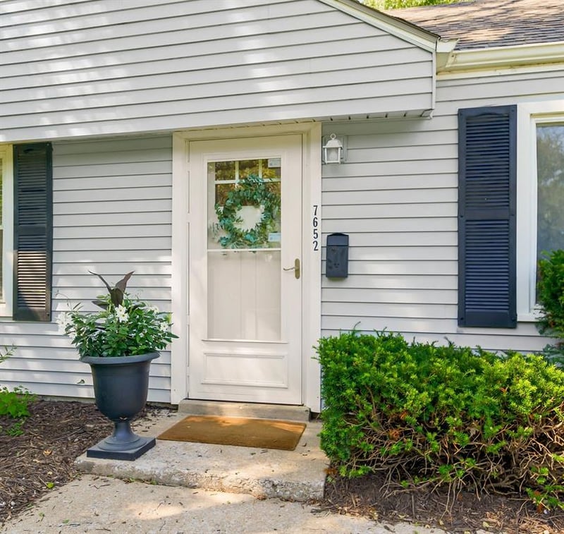 7652 Rainbow Dr, Prairie Village, KS 66208