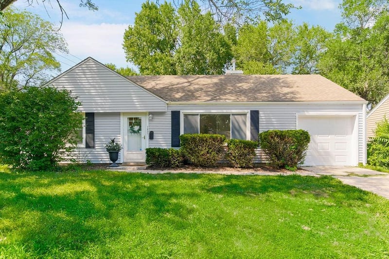 7652 Rainbow Dr, Prairie Village, KS 66208