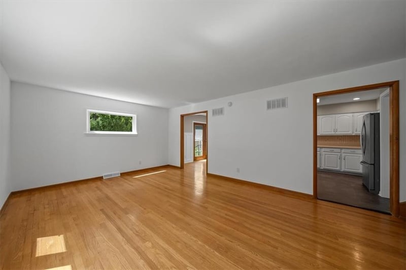 8204 Tomahawk Rd, Prairie Village, KS 66208