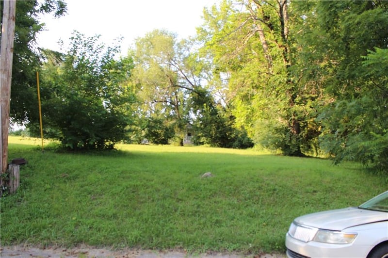 210-214 Springdale Ave, Bonner Springs, KS 66012