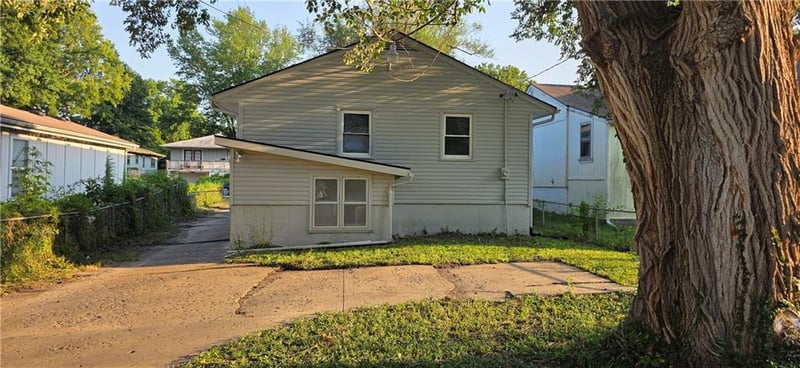 216 82 St, Kansas City, MO 64114