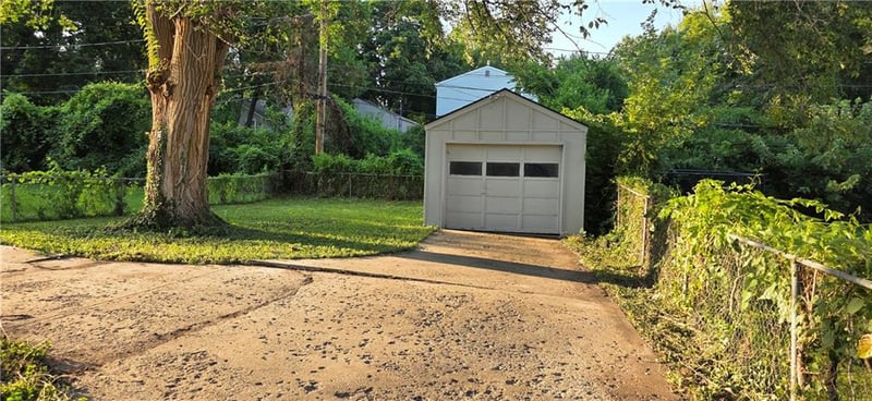 216 82 St, Kansas City, MO 64114