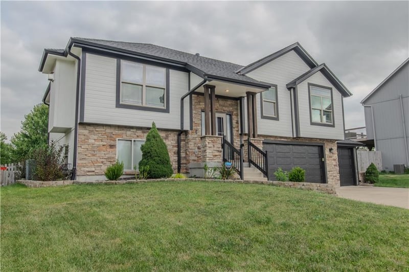 411 Eagle Glen Dr, Raymore, MO 64083