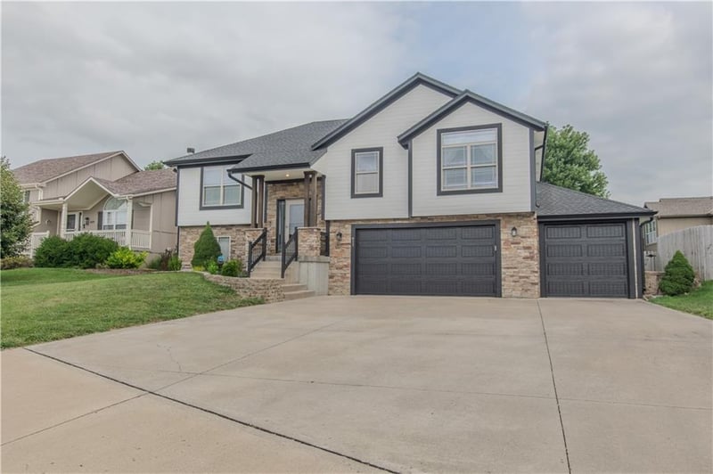 411 Eagle Glen Dr, Raymore, MO 64083