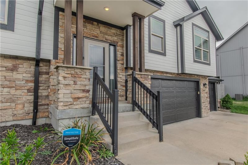 411 Eagle Glen Dr, Raymore, MO 64083