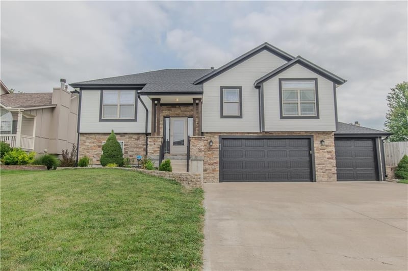 411 Eagle Glen Dr, Raymore, MO 64083