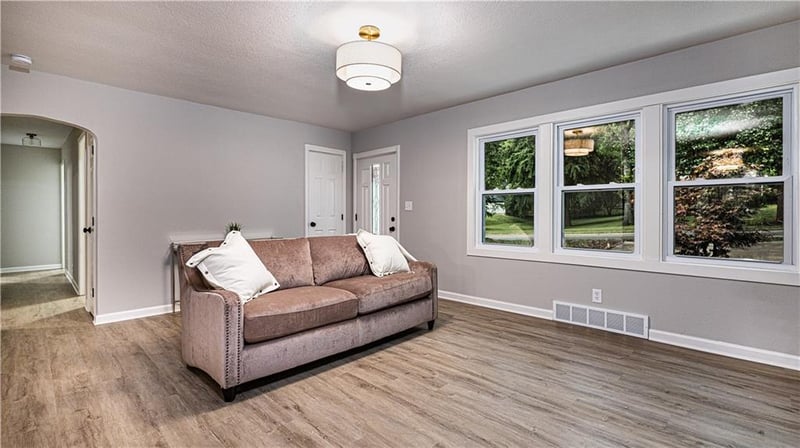 17 Briarcliff Rd, Kansas City, MO 64116