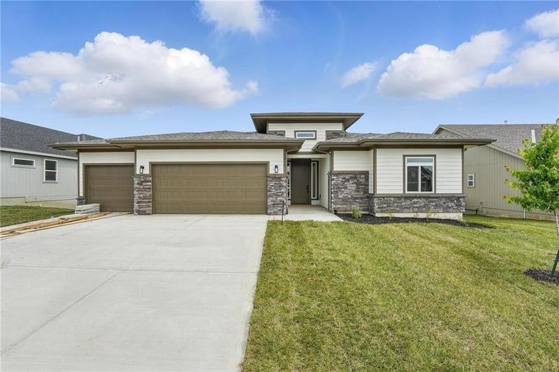 1833 Woodward Cir, Raymore, MO 64083