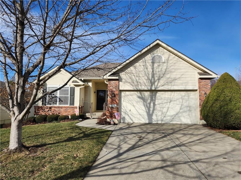2800 Woodbury Dr, Independence, MO 64055
