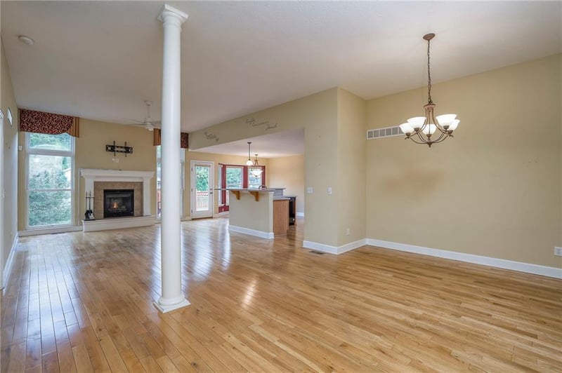 2800 Woodbury Dr, Independence, MO 64055