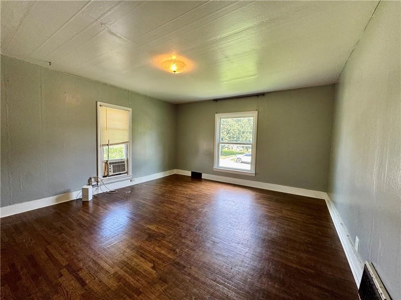 512 E 4th St, Maryville, MO 64468