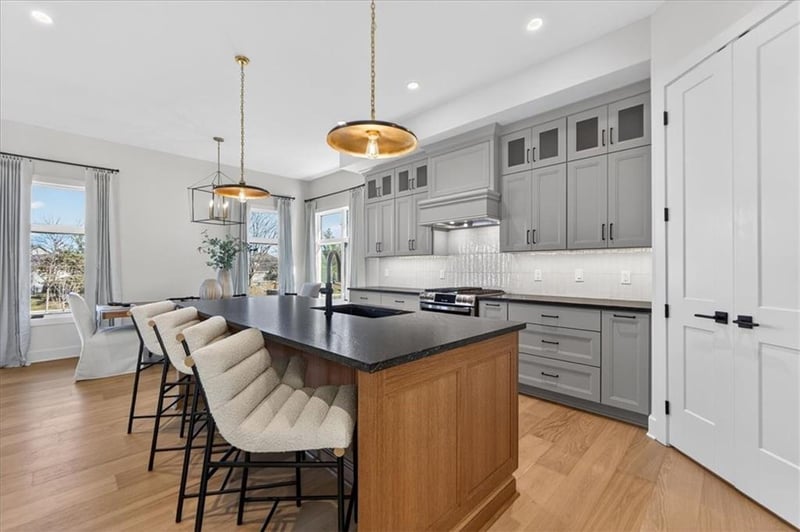 2760 133rd Ter, Leawood, KS 66209