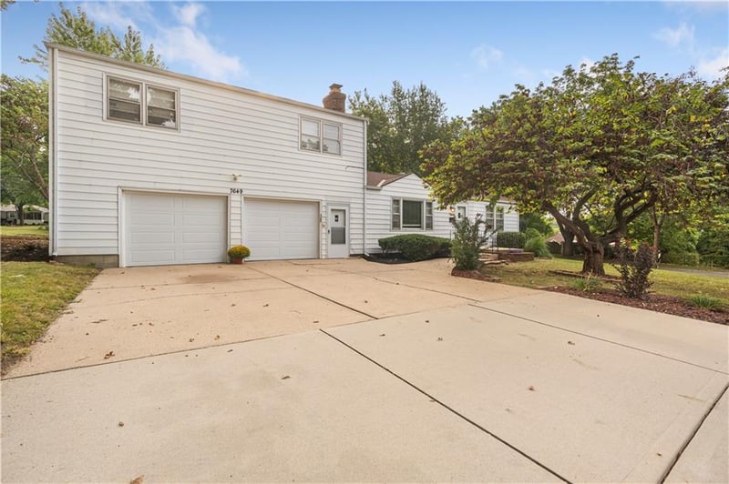 7649 Mackey St, Overland Park, KS 66204