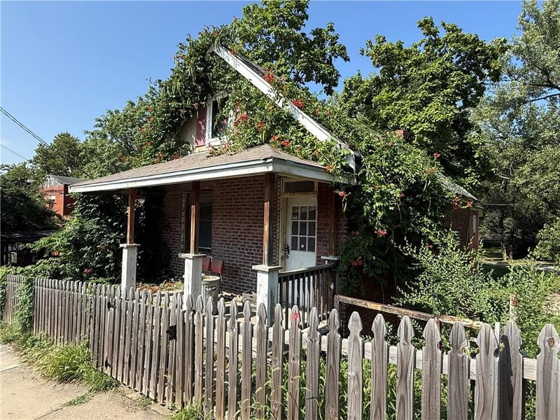 2020 Summit St, Kansas City, MO 64108