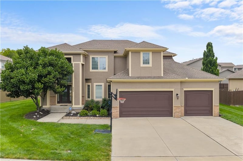 8804 1st St, Lee's Summit, MO 64064