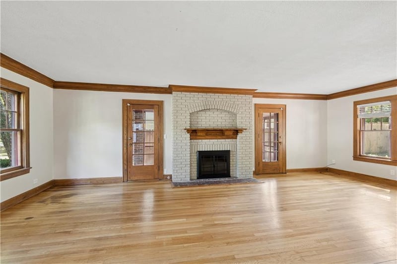 5540 Holmes St, Kansas City, MO 64113