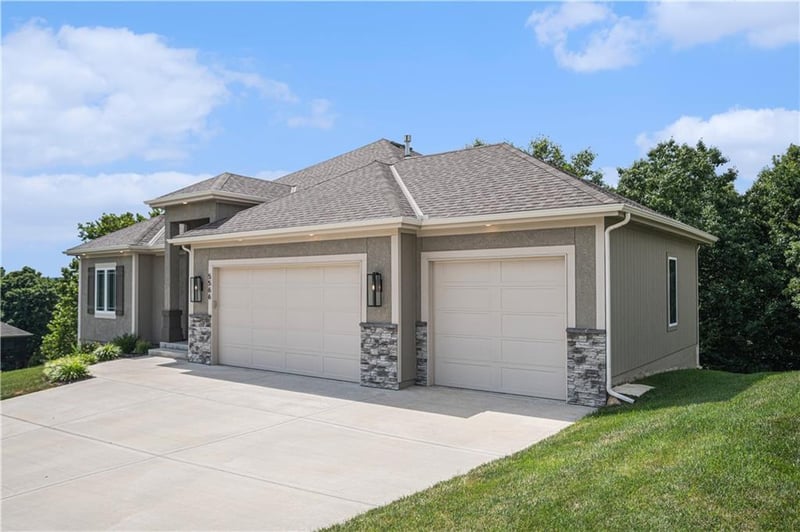 5566 Thousand Oaks Dr, Kansas City, MO 64152