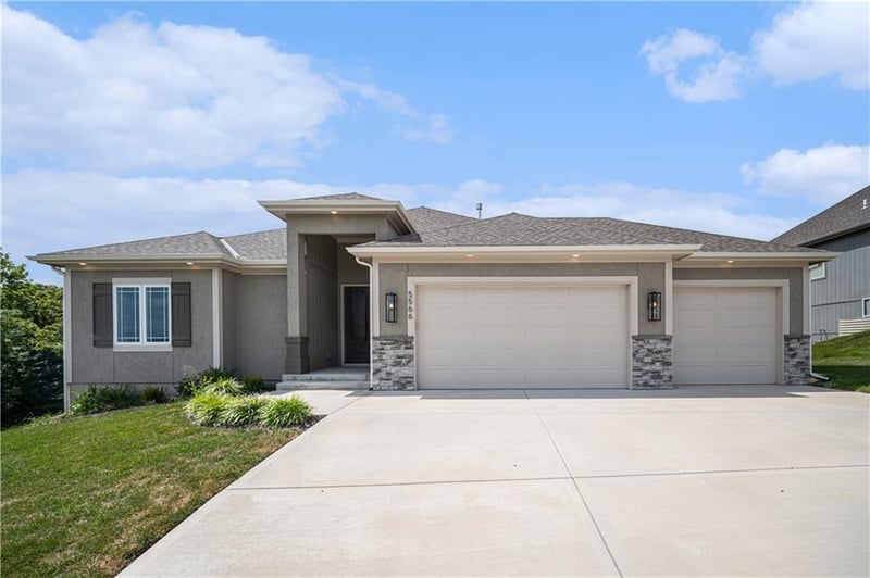 5566 Thousand Oaks Dr, Kansas City, MO 64152