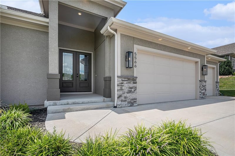 5566 Thousand Oaks Dr, Kansas City, MO 64152