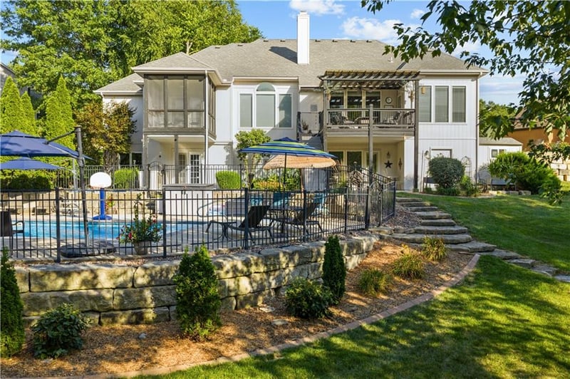 2303 NE Smokey Hill Dr, Lee's Summit, MO 64086