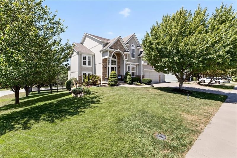 7332 Meadowlark Dr, Shawnee, KS 66227