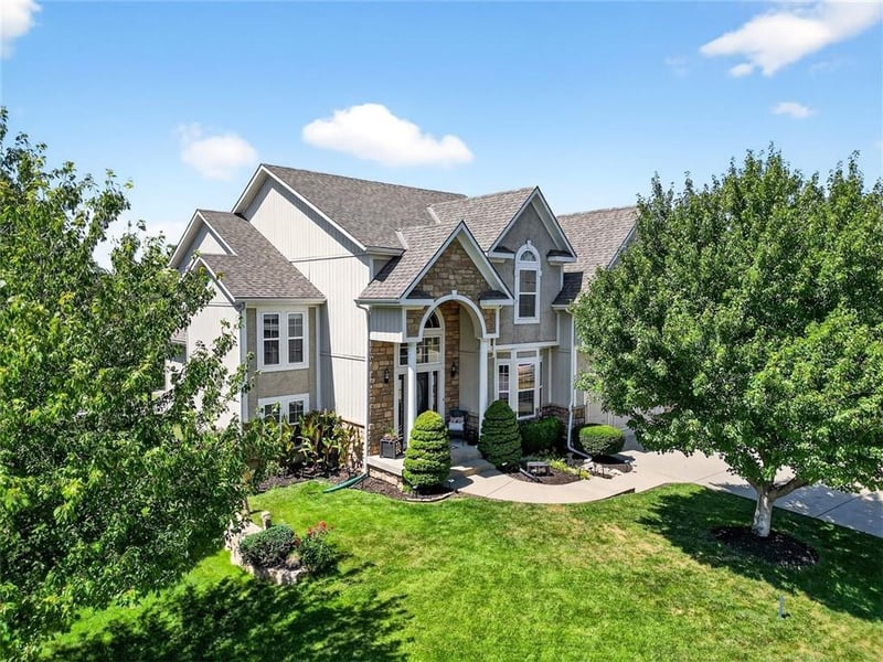 7332 Meadowlark Dr, Shawnee, KS 66227