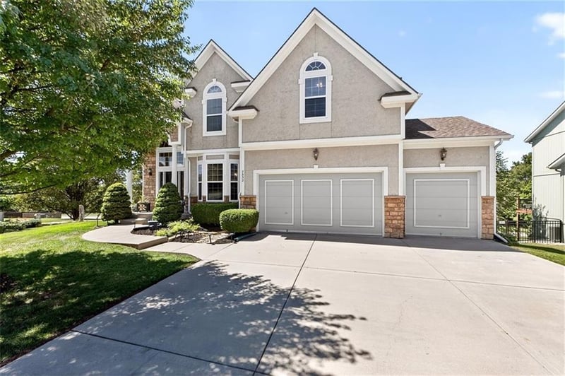 7332 Meadowlark Dr, Shawnee, KS 66227