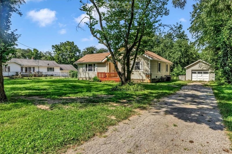 5330 Waukomis Dr, Kansas City, MO 64151