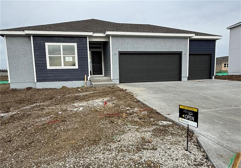 509 Newport Dr, Blue Springs, MO 64014